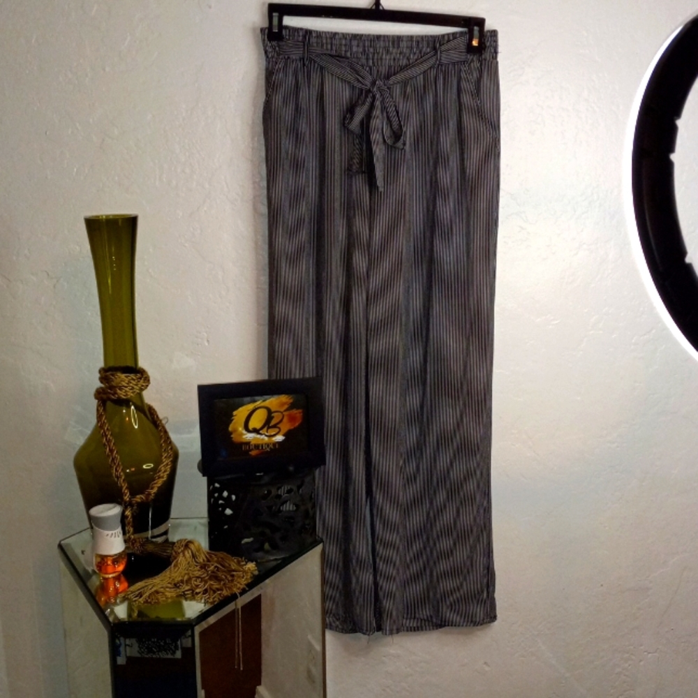 Large Joe B Black and White  Pull Over Rubber In The Waistline With The Belt Att